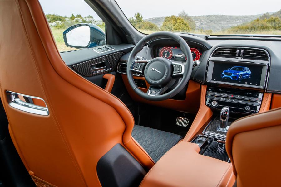 Интерьер Jaguar F-Pace SVR 2018 года  (WW) (фото 115 из 115)